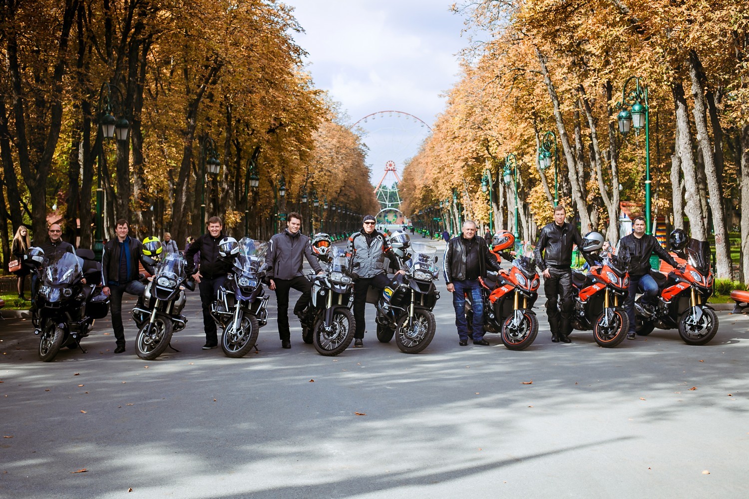 - грандиозное авто и мотошоу, яркие тест-драйвы, выставка автомобилей и мотоциклов BMW