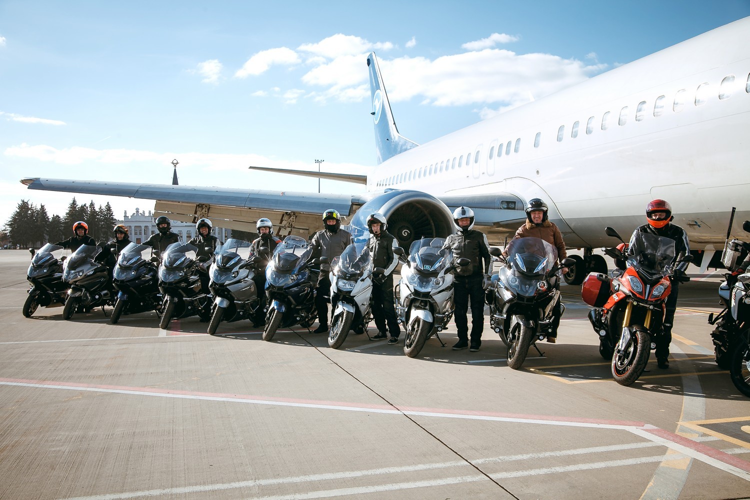 - грандиозное авто и мотошоу, яркие тест-драйвы, выставка автомобилей и мотоциклов BMW